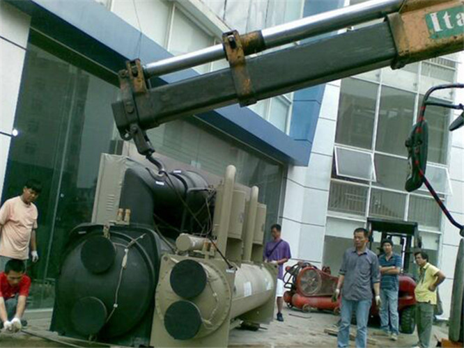 锦屏县随车吊和汽车吊的核心区别是什么？哪种更省钱？