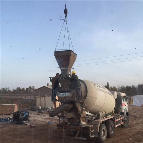 锦屏县“精准瞄准”—— 吊车的 “定位导航” 技术