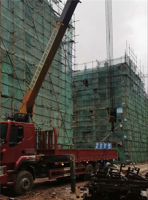 锦屏县“慢工细活”—— 吊车的 “微动控制” 技术